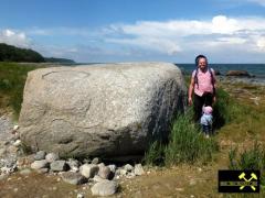 Findling Siebenschneiderstein und weitere Geschiebe an der Küste bei Kap Arkona, Insel Rügen, Mecklenburg-Vorpommern, (D) (1) 01.07.15.JPG